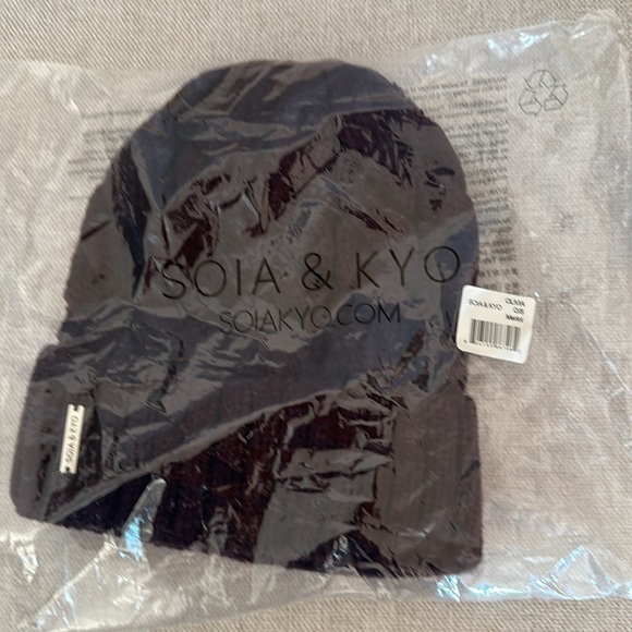 SOIA & KYO Merlot beanie. New. - Picture 3 of 6